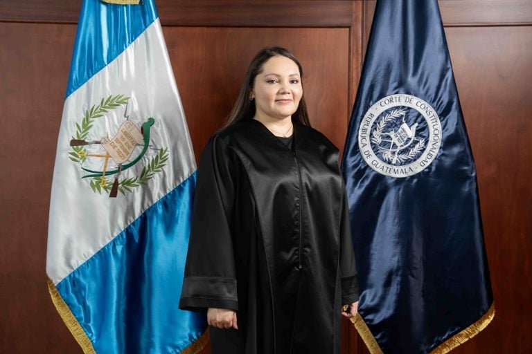 dcuevas_pl's tweet photo. Julia Rivera, magistrada de CC, apoyó a su ex esposo, Luis Cordón, Secretario de USAC, en el caso de Camilo García, estudiante que buscaba anular su expulsión. Astrid Lemus, también magistrada fue abogada de García pero ella si se apartó de los expedientes a diferencia de Rivera. https://t.co/ydYoU0VXKt