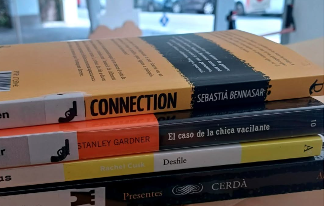 BibJoanMargarit's tweet photo. És dimecres i tenim un nou #robaunpoema 📚✍️

"Quinqui connection
El caso de la chica vacilante
Desfile
Presentes"

#BJM #robaunpoemaBJM #quèfemalesbiblios #BibliotequesXBM #poesia #poema #literatura #llibres #booklovers #bibliolovers #SantJust https://t.co/xmUFMQ2sne