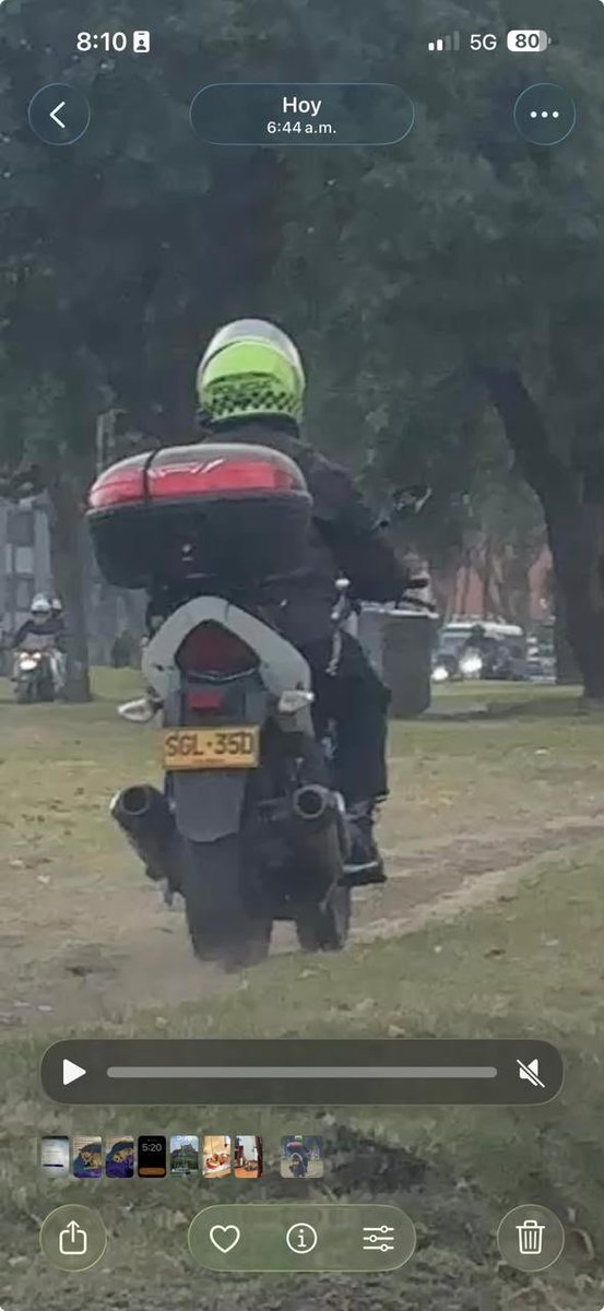 PasaenBogota's tweet photo. #BOGOTÁ. En la mañana de este 29JUL, un policía fue captado transitando en una motocicleta particular sobre el separador de la Av. Boyacá con calle 11, sentido Sur-Norte, loc/Kennedy. Ciudadanos critican el comportamiento del uniformado, señalando el mal ejemplo en las vías. https://t.co/x6gTbmpZnL