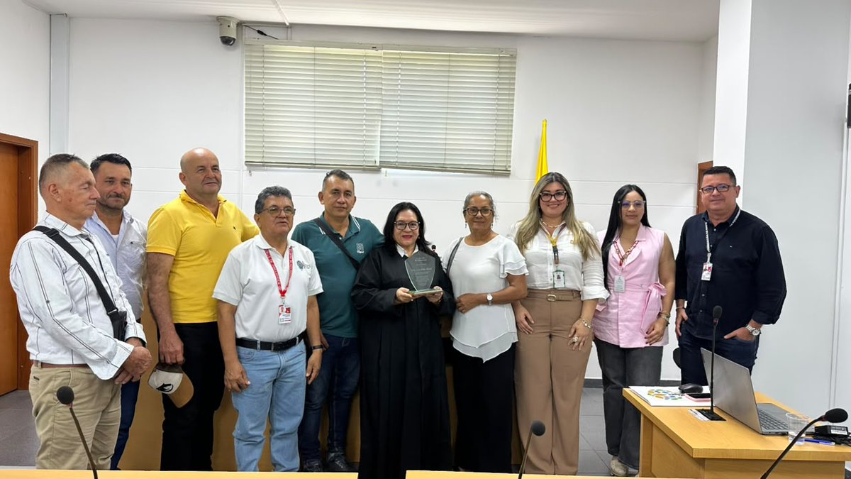 URestitucion's tweet photo. Las familias restituidas de la vereda 📍El Albarico continúan avanzando en el cumplimiento de su sentencia de restitución de tierras para la  construcción de las placas huella que está próxima a culminar, una obra que fortalecerá la movilidad, facilitará el acceso al territorio y contribuirá al mejoramiento de la calidad de vida de la comunidad. 

🗣️Ángel Custodio Castro Díaz, representante de las familias restituidas, destacó este importante avance y agradeció el compromiso de las entidades que han hecho posible la materialización de esta medida de reparación.