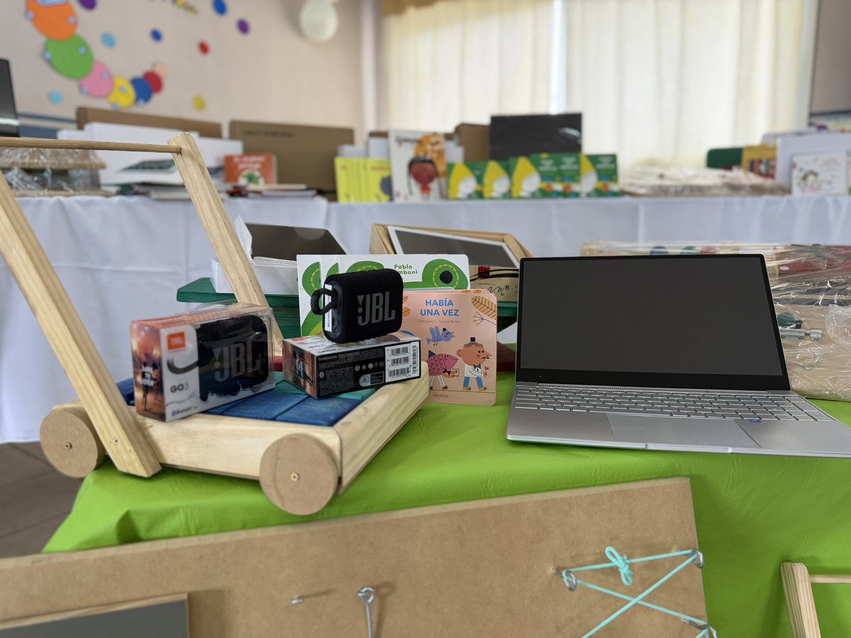 TadeoGZ's tweet photo. Fortalecemos la primera infancia en San Carlos con mejor equipamiento 💻💯

Entregamos notebooks, tablets, carros didácticos y kits digitales a 7 Centros Educativos de Primera Infancia (CEPI) del departamento.

Estos recursos combinan juegos, libros y herramientas tecnológicas para acompañar el trabajo que docentes y equipos realizan todos los días en la formación de los más chicos.

Seguimos invirtiendo en recursos pedagógicos para la educación inicial. 📚