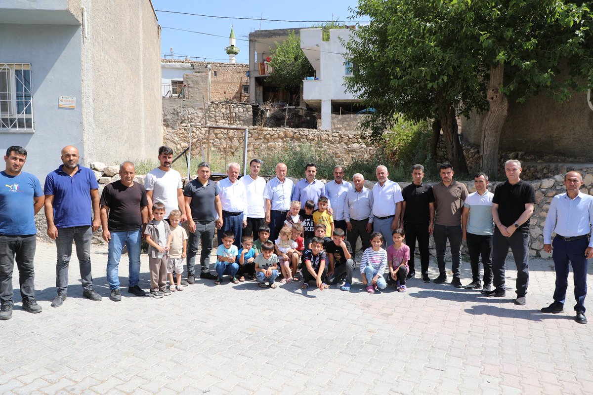 Hasankeyf_K's tweet photo. Kaymakamımız Sayın Serkan BÖYÜK; İlçe Jandarma Komutanımız Jandarma Üsteğmen İsmail GÖKCE, Yazı İşleri Müdürümüz Ramazan ÇİÇEK, Köylere Hizmet Götürme Birliği Müdürümüz Zeki KAPLAN, İl Genel Meclisi Üyelerimiz Abdullah TEKİN ve Abdullah İRİDİL ile birlikte köy ziyaretleri kapsamında Üçyol, Bayırlı, Irmak, Saklı, Akalın, Büyükdere ve Yakaköy köylerini ziyaret etti.

Ziyaretlerde vatandaşlarımızla bir araya gelen Kaymakamımız Sayın Serkan BÖYÜK, köylerimizin ihtiyaç ve taleplerini yerinde dinleyerek yürütülen kamu hizmetleri hakkında değerlendirmelerde bulundu. Üçyol, Irmak ve Saklı köylerinde aziz şehitlerimizin kıymetli ailelerini de ziyaret eden Kaymakamımız, şehit ailelerimizle yakından ilgilenerek her zaman yanlarında olduklarını ifade etti.

Devletimizin tüm imkânlarıyla vatandaşlarımızın yanında olmaya devam edeceğini ifade eden Kaymakamımız, misafirperverliklerinden dolayı köy muhtarlarımıza, şehit ailelerimize ve kıymetli hemşehrilerimize teşekkür etti.

@batmanvaliligi 
@canalpekrem 

#Batman #Hasankeyf #KöyZiyaretleri #ŞehitAileleri #KamuHizmeti #TürkiyeYüzyılı