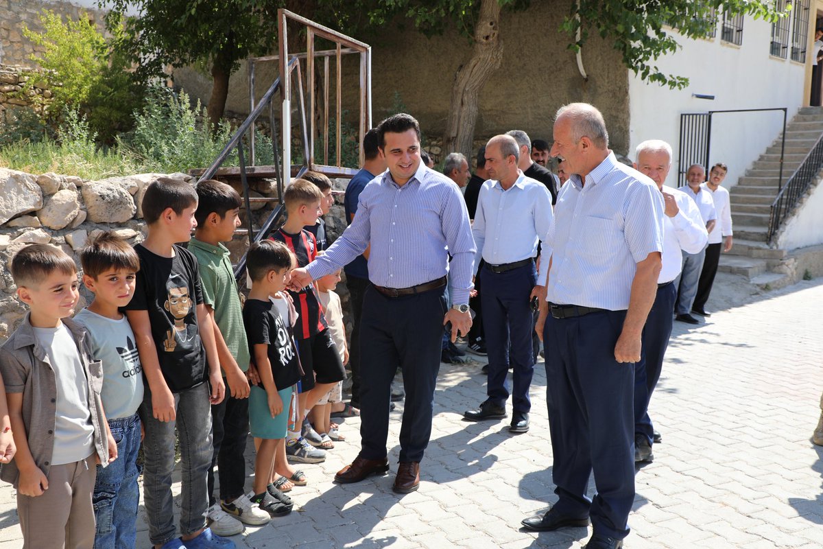 Hasankeyf_K's tweet photo. Kaymakamımız Sayın Serkan BÖYÜK; İlçe Jandarma Komutanımız Jandarma Üsteğmen İsmail GÖKCE, Yazı İşleri Müdürümüz Ramazan ÇİÇEK, Köylere Hizmet Götürme Birliği Müdürümüz Zeki KAPLAN, İl Genel Meclisi Üyelerimiz Abdullah TEKİN ve Abdullah İRİDİL ile birlikte köy ziyaretleri kapsamında Üçyol, Bayırlı, Irmak, Saklı, Akalın, Büyükdere ve Yakaköy köylerini ziyaret etti.

Ziyaretlerde vatandaşlarımızla bir araya gelen Kaymakamımız Sayın Serkan BÖYÜK, köylerimizin ihtiyaç ve taleplerini yerinde dinleyerek yürütülen kamu hizmetleri hakkında değerlendirmelerde bulundu. Üçyol, Irmak ve Saklı köylerinde aziz şehitlerimizin kıymetli ailelerini de ziyaret eden Kaymakamımız, şehit ailelerimizle yakından ilgilenerek her zaman yanlarında olduklarını ifade etti.

Devletimizin tüm imkânlarıyla vatandaşlarımızın yanında olmaya devam edeceğini ifade eden Kaymakamımız, misafirperverliklerinden dolayı köy muhtarlarımıza, şehit ailelerimize ve kıymetli hemşehrilerimize teşekkür etti.

@batmanvaliligi 
@canalpekrem 

#Batman #Hasankeyf #KöyZiyaretleri #ŞehitAileleri #KamuHizmeti #TürkiyeYüzyılı