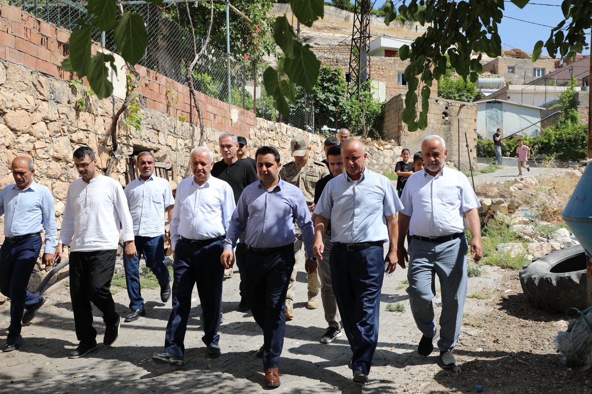 Hasankeyf_K's tweet photo. Kaymakamımız Sayın Serkan BÖYÜK; İlçe Jandarma Komutanımız Jandarma Üsteğmen İsmail GÖKCE, Yazı İşleri Müdürümüz Ramazan ÇİÇEK, Köylere Hizmet Götürme Birliği Müdürümüz Zeki KAPLAN, İl Genel Meclisi Üyelerimiz Abdullah TEKİN ve Abdullah İRİDİL ile birlikte köy ziyaretleri kapsamında Üçyol, Bayırlı, Irmak, Saklı, Akalın, Büyükdere ve Yakaköy köylerini ziyaret etti.

Ziyaretlerde vatandaşlarımızla bir araya gelen Kaymakamımız Sayın Serkan BÖYÜK, köylerimizin ihtiyaç ve taleplerini yerinde dinleyerek yürütülen kamu hizmetleri hakkında değerlendirmelerde bulundu. Üçyol, Irmak ve Saklı köylerinde aziz şehitlerimizin kıymetli ailelerini de ziyaret eden Kaymakamımız, şehit ailelerimizle yakından ilgilenerek her zaman yanlarında olduklarını ifade etti.

Devletimizin tüm imkânlarıyla vatandaşlarımızın yanında olmaya devam edeceğini ifade eden Kaymakamımız, misafirperverliklerinden dolayı köy muhtarlarımıza, şehit ailelerimize ve kıymetli hemşehrilerimize teşekkür etti.

@batmanvaliligi 
@canalpekrem 

#Batman #Hasankeyf #KöyZiyaretleri #ŞehitAileleri #KamuHizmeti #TürkiyeYüzyılı