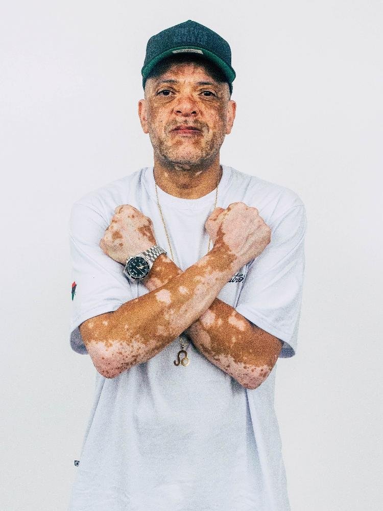 RapMais's tweet photo. 🗣️ KL JAY SOBRE A OSTENTAÇÃO NO RAP NACIONAL:

“OSTENTAÇÃO NÃO TEM NADA A VER COM O BRASIL. ISSO É COISA DOS NORTE-AMERICANOS."
 
"O país deles é rico pra car@#%, os caras ostentam mesmo, é cultura. No Brasil, 80% da população é pobre ou miserável. Então, é até uma falta de respeito essa ostentação, ficar mostrando o que tem.”