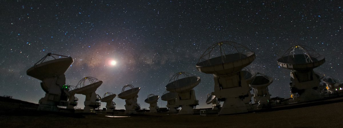 ALMAObs_esp's tweet photo. 🌕Si tienes cielos despejados, podrás disfrutar hoy de la Luna llena.
Se le dice "Luna de Ciervo" 🦌por las tradiciones de los pueblos originarios de Norteamérica, debido a que en esta época del año a los ciervos machos jóvenes les empiezan a crecer nuevas astas
📷: B. Tafreshi https://t.co/3QJhTuigkI
