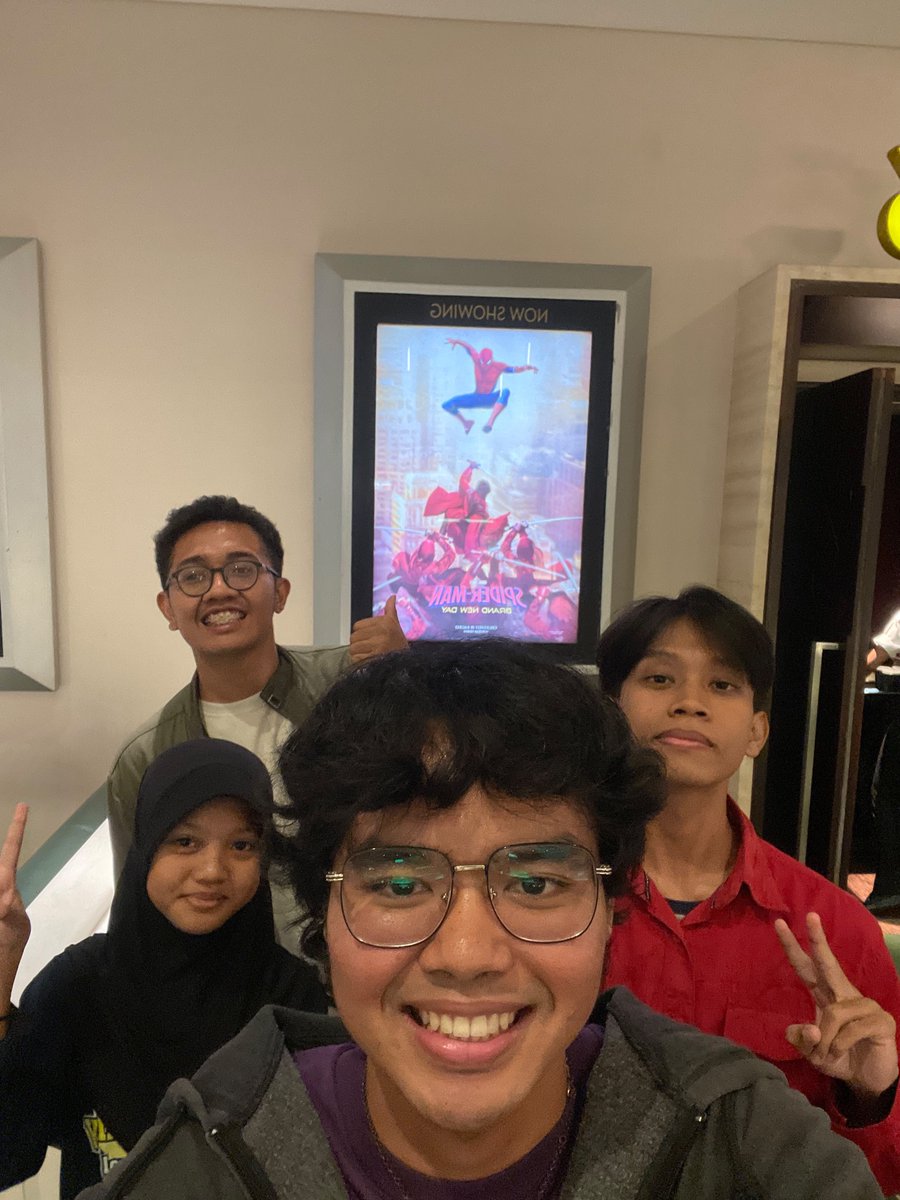 redzown77's tweet photo. kkn trio squad + nazla https://t.co/rsxkuQyiM1