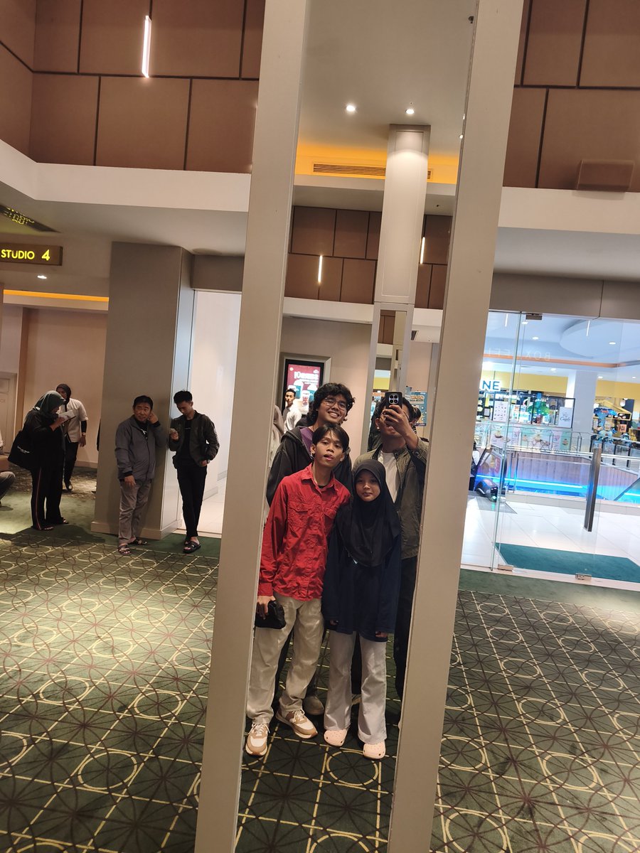 redzown77's tweet photo. kkn trio squad + nazla https://t.co/rsxkuQyiM1