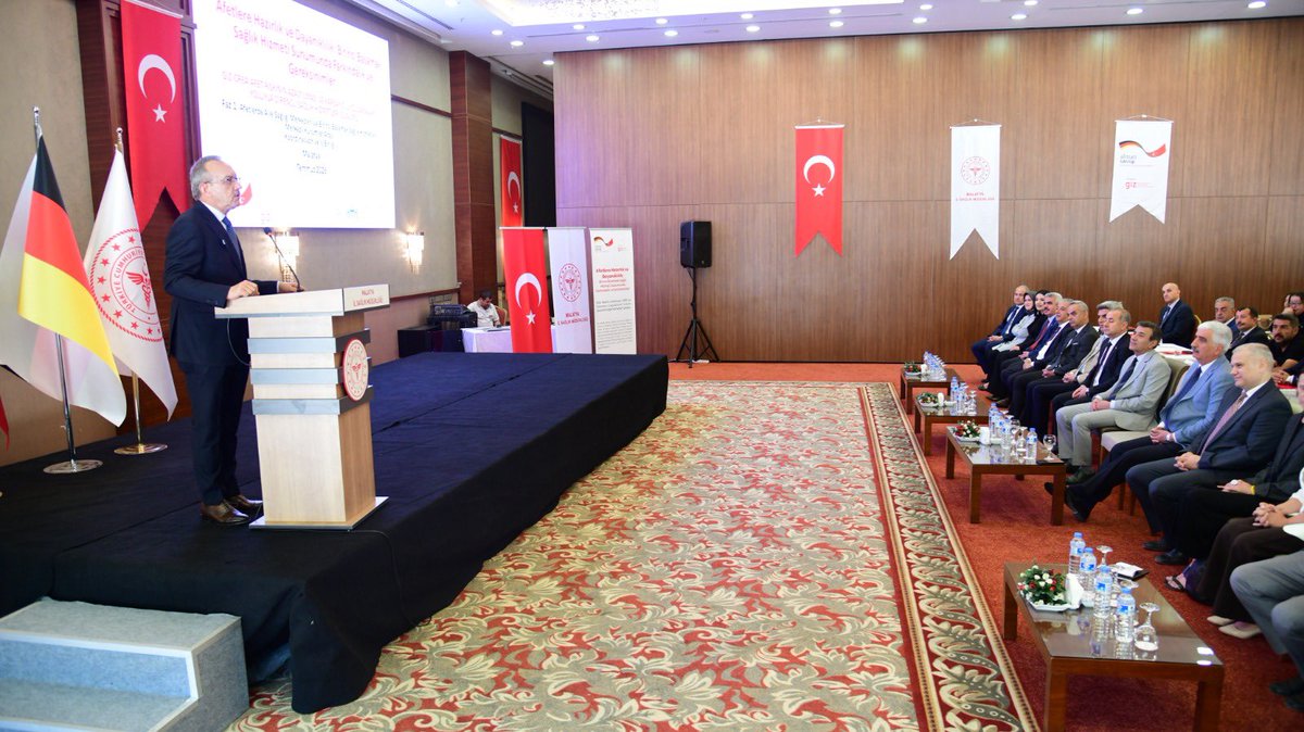 MalatyaMem's tweet photo. Valimiz Sayın Seddar Yavuz başkanlığında gerçekleştirilen "Afetlere Hazırlık ve Dayanıklılık Çalıştayı"na, İl Millî Eğitim Müdürümüz Sayın Behçet Bakır ve ilgili birimlerimizle katıldık.

​Uluslararası İlişkiler ve Kalkınma Yöneticisi Jenny Hornisch ve paydaş kurum amirlerinin de yer aldığı toplantıda; afetlere hazırlık süreci ve özellikle birinci basamak sağlık hizmetlerinde kurumlar arası koordinasyon tüm yönleriyle ele alındı. 

​Valiliğimizin öncülüğünde, daha güvenli ve dirençli bir Malatya için paydaşlarımızla omuz omuza çalışmaya devam ediyoruz.

@tcmeb @Yusuf__Tekin @SeddarYavuz @TCMalatyaV @behcet_bakir