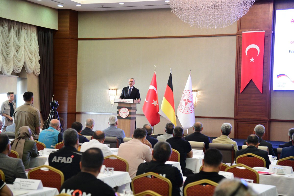 MalatyaMem's tweet photo. Valimiz Sayın Seddar Yavuz başkanlığında gerçekleştirilen "Afetlere Hazırlık ve Dayanıklılık Çalıştayı"na, İl Millî Eğitim Müdürümüz Sayın Behçet Bakır ve ilgili birimlerimizle katıldık.

​Uluslararası İlişkiler ve Kalkınma Yöneticisi Jenny Hornisch ve paydaş kurum amirlerinin de yer aldığı toplantıda; afetlere hazırlık süreci ve özellikle birinci basamak sağlık hizmetlerinde kurumlar arası koordinasyon tüm yönleriyle ele alındı. 

​Valiliğimizin öncülüğünde, daha güvenli ve dirençli bir Malatya için paydaşlarımızla omuz omuza çalışmaya devam ediyoruz.

@tcmeb @Yusuf__Tekin @SeddarYavuz @TCMalatyaV @behcet_bakir
