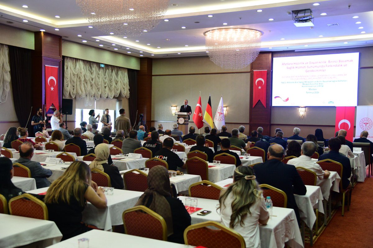 MalatyaMem's tweet photo. Valimiz Sayın Seddar Yavuz başkanlığında gerçekleştirilen "Afetlere Hazırlık ve Dayanıklılık Çalıştayı"na, İl Millî Eğitim Müdürümüz Sayın Behçet Bakır ve ilgili birimlerimizle katıldık.

​Uluslararası İlişkiler ve Kalkınma Yöneticisi Jenny Hornisch ve paydaş kurum amirlerinin de yer aldığı toplantıda; afetlere hazırlık süreci ve özellikle birinci basamak sağlık hizmetlerinde kurumlar arası koordinasyon tüm yönleriyle ele alındı. 

​Valiliğimizin öncülüğünde, daha güvenli ve dirençli bir Malatya için paydaşlarımızla omuz omuza çalışmaya devam ediyoruz.

@tcmeb @Yusuf__Tekin @SeddarYavuz @TCMalatyaV @behcet_bakir