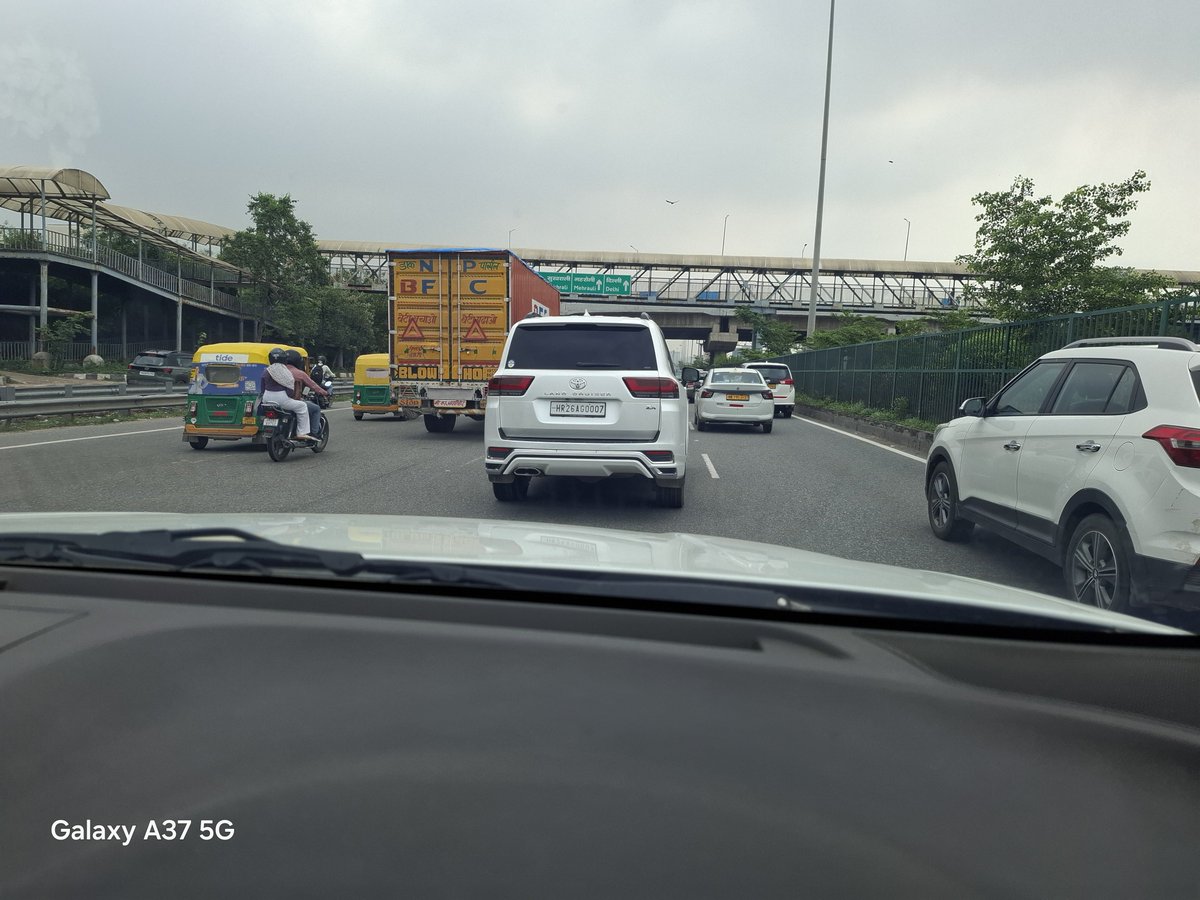 Nm3530's tweet photo. @TrafficGGM @DC_Gurugram @gurgaonpolice @ModelGurugram is it allowed to have full black of the rear glass of the car in Gurugram..? 
@dcptrafficggm @HTGurgaon #traficvoilance https://t.co/DPWDSq8mi9