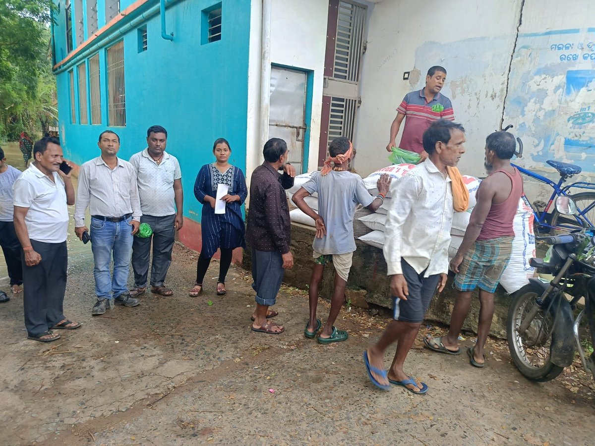 AOPA_Odisha's tweet photo. Relentless rains have hit Jaleswara Block, Balasore—but our Panchayat Executive Officers are on the frontlines!
👏 Saluting the dedication of our PEOs, working 24x7 to reach every affected household.🌊
@CMO_Odisha
@emergency_bls 
@PRDeptOdisha 
@RabiNaikBJP 
#PEO #Balasore https://t.co/uuiSIRFOKI