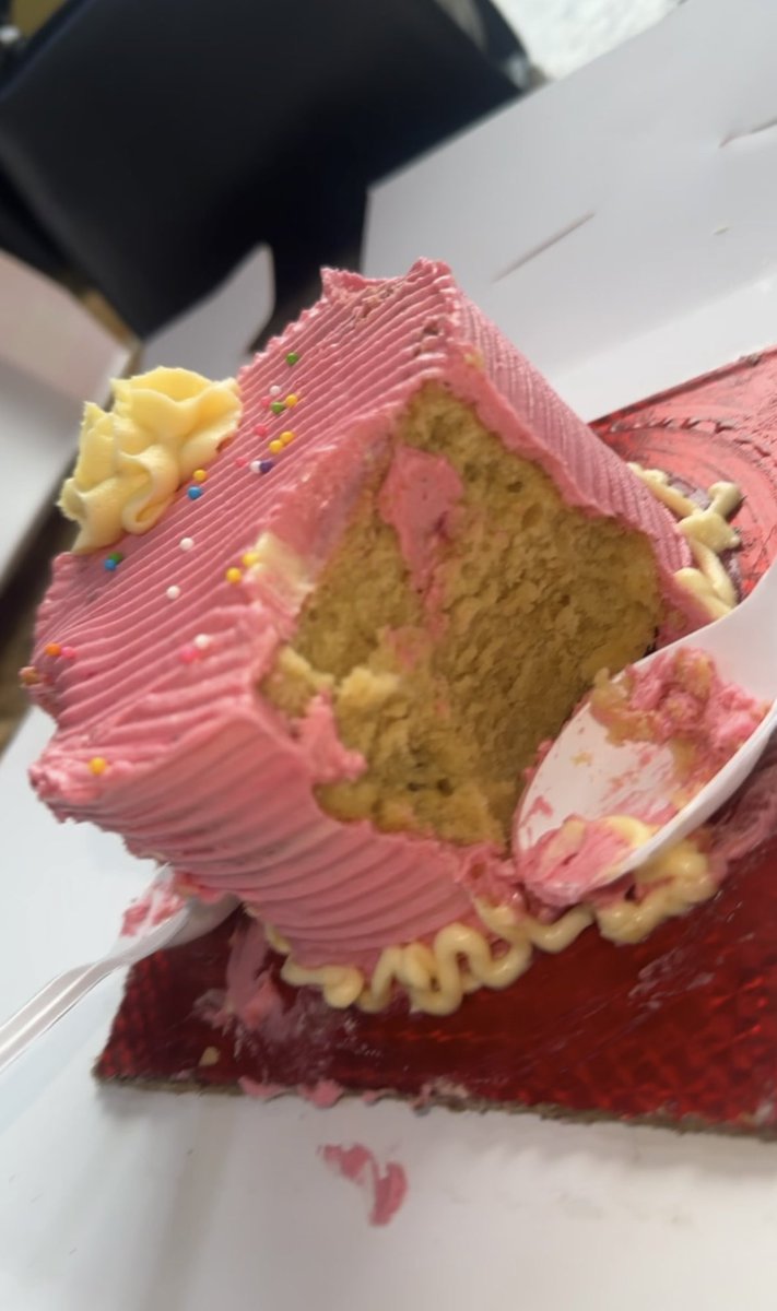 _geminme_'s tweet photo. This is my first time giving in to TikTok pressure… and I tried the viral ₦2500 cake.     

It’s actually not bad. https://t.co/jQOEUe79DF