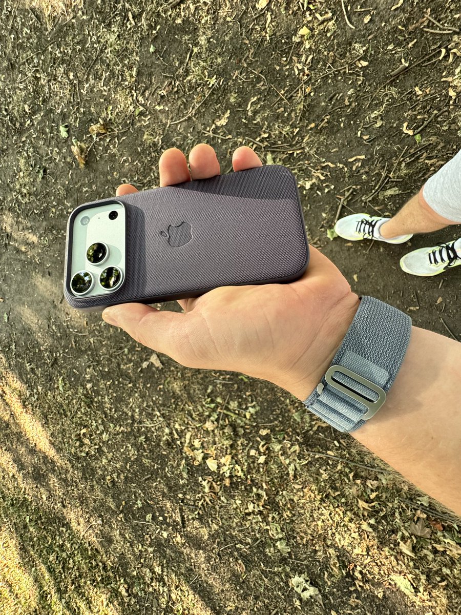 kamilkulecki's tweet photo. Kurde ale te kolorki do siebie pasują 🤌🤯
#TeamSilver #Apple #iPhone https://t.co/IqKcfsID4t
