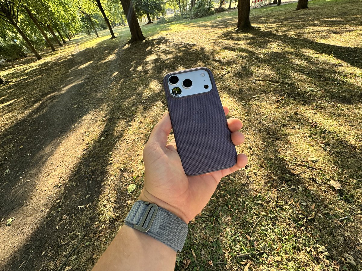 kamilkulecki's tweet photo. Kurde ale te kolorki do siebie pasują 🤌🤯
#TeamSilver #Apple #iPhone https://t.co/IqKcfsID4t