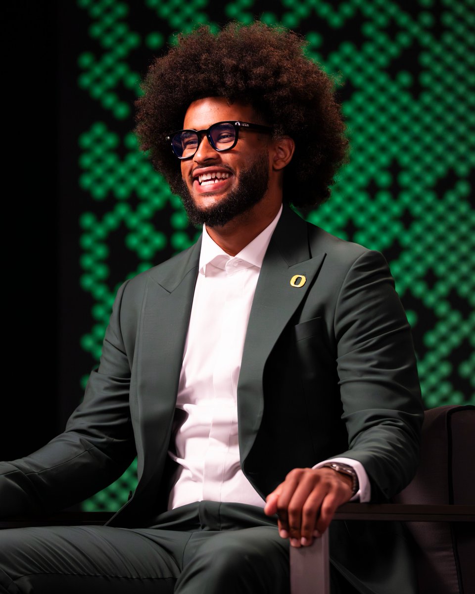 oregonfootball's tweet photo. Talking ball. 

@B1Gfootball x #GoDucks https://t.co/N7gUAOHan1