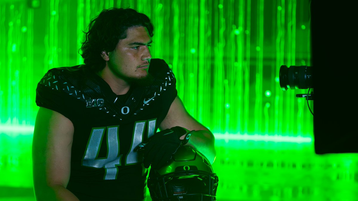 oregonfootball's tweet photo. Talking ball. 

@B1Gfootball x #GoDucks https://t.co/N7gUAOHan1