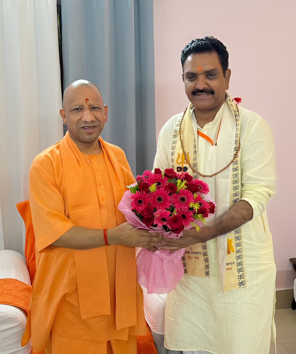 asim_arun's tweet photo. गुरु पूर्णिमा के अवसर पर योगी जी का आशीर्वाद प्राप्त किया

@myogiadityanath https://t.co/YWuRgQwnYR