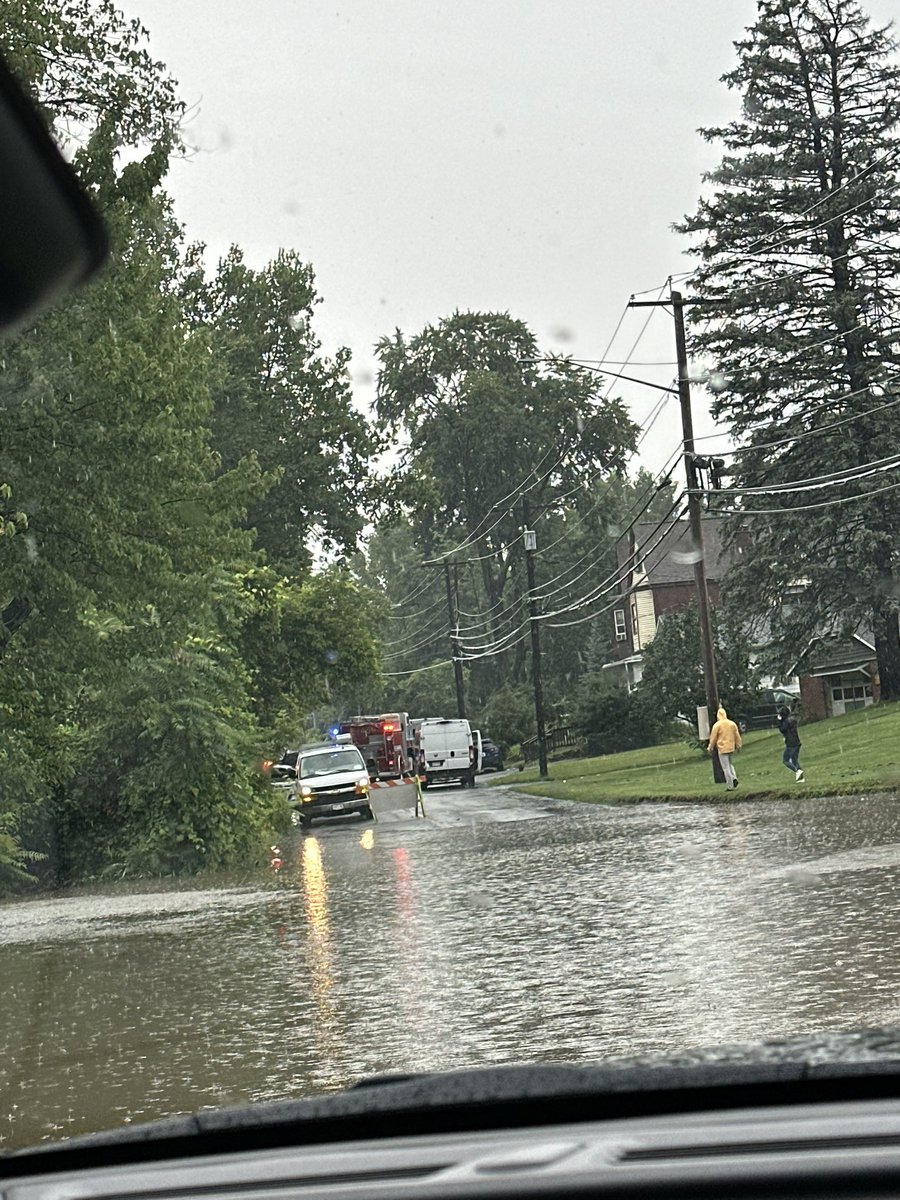 Anna13Lee's tweet photo. no biggie just almost had to camp out at work all night bc both roads out are flooded. god bless my boss having an SUV rental 🥲 https://t.co/ZMsmXpTPd2
