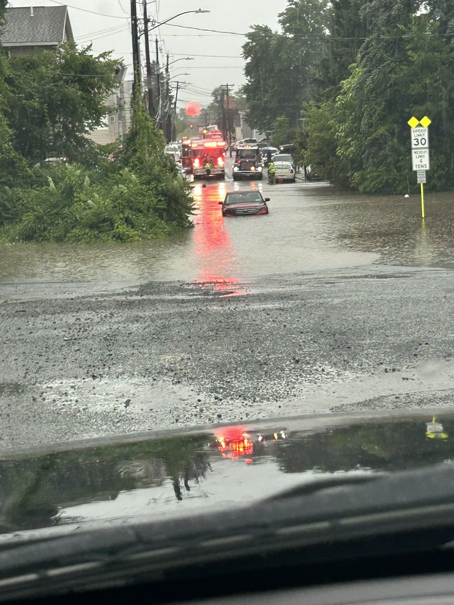 Anna13Lee's tweet photo. no biggie just almost had to camp out at work all night bc both roads out are flooded. god bless my boss having an SUV rental 🥲 https://t.co/ZMsmXpTPd2