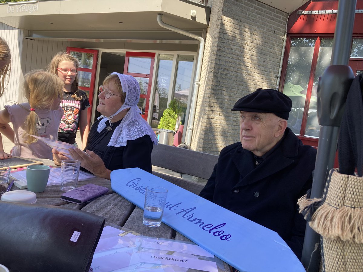 OudErmelo's tweet photo. Bezoekers van Spot on de Wijk zijn op de proef gesteld. Want wist men waar de aanwezige historische gebruiksvoorwerpen voor dienden ? en kon men de betekenis van oude woorden nog raden ? Daarna op de foto met Eibert en Janny, die speciaal hiervoor in Ermelo’se klederdracht waren https://t.co/hyf4Dcurxb