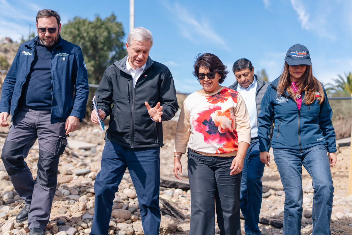 PresidenteKast's tweet photo. Ahora en Freirina. Junto a las familias afectadas, autoridades y parlamentarios, revisamos en terreno el socavón de la Ruta C-46, que conecta Vallenar con Huasco. Nuestro compromiso es avanzar con rapidez en la instalación de un puente mecano para recuperar la conectividad de la zona.
