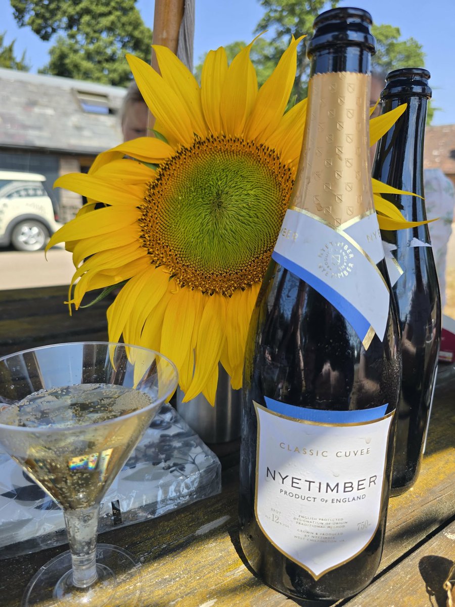 MonsoonEstates's tweet photo. Celebrating our beautiful Ethiopian coffees both winning  3 Stars at this years Great Taste Awards in true English style with a drop of @Nyetimber and chocolate cake! https://t.co/j7bgqG7sXu