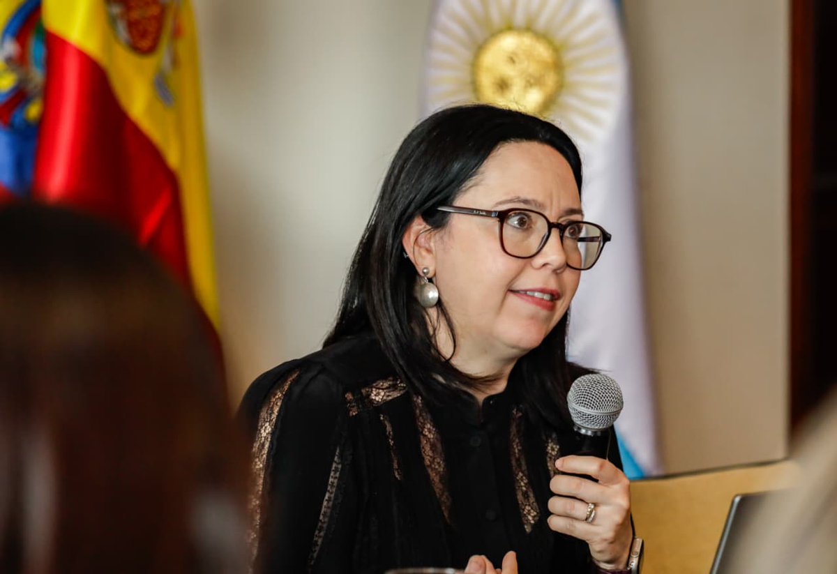 Registraduria's tweet photo. Abrimos el segundo día del taller internacional #CONIdentidad con el panel ‘Contar para existir: la justicia estadística como herramienta de inclusión social’, a cargo de Lina Quevedo, coordinador de Acompañamiento Pedagógico de la Liga de Salud Trans.

Durante su intervención, destacó que la producción de datos oficiales es una herramienta fundamental para diseñar políticas públicas basadas en evidencia, distribuir recursos de manera equitativa y garantizar que ninguna población quede excluida de las decisiones del Estado. 

Asimismo, señaló que la confianza entre la ciudadanía y las instituciones es un elemento indispensable para avanzar hacia una justicia estadística que contribuya al reconocimiento efectivo de derechos.