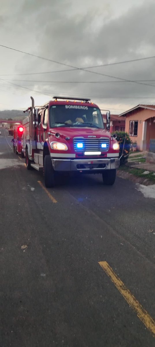 BCBRP's tweet photo. 🚒🔥 Bomberos de La Chorrera atendieron un conato de incendio en Las Praderas por un desperfecto eléctrico. 

🩺 Dos personas fueron evaluadas por temas emocionales. 

⚠️ Revisa tus instalaciones eléctricas y evita sobrecargas. 

#BCBRP https://t.co/5B1aZtj2np