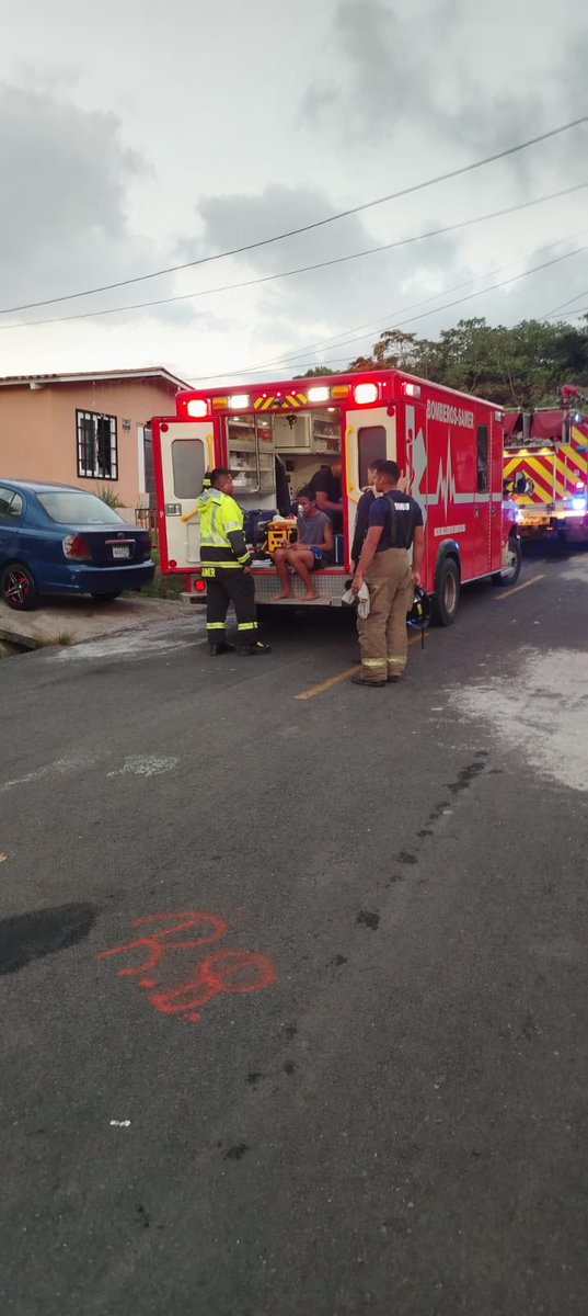 BCBRP's tweet photo. 🚒🔥 Bomberos de La Chorrera atendieron un conato de incendio en Las Praderas por un desperfecto eléctrico. 

🩺 Dos personas fueron evaluadas por temas emocionales. 

⚠️ Revisa tus instalaciones eléctricas y evita sobrecargas. 

#BCBRP https://t.co/5B1aZtj2np