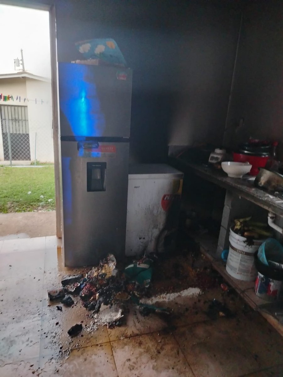 BCBRP's tweet photo. 🚒🔥 Bomberos de La Chorrera atendieron un conato de incendio en Las Praderas por un desperfecto eléctrico. 

🩺 Dos personas fueron evaluadas por temas emocionales. 

⚠️ Revisa tus instalaciones eléctricas y evita sobrecargas. 

#BCBRP https://t.co/5B1aZtj2np