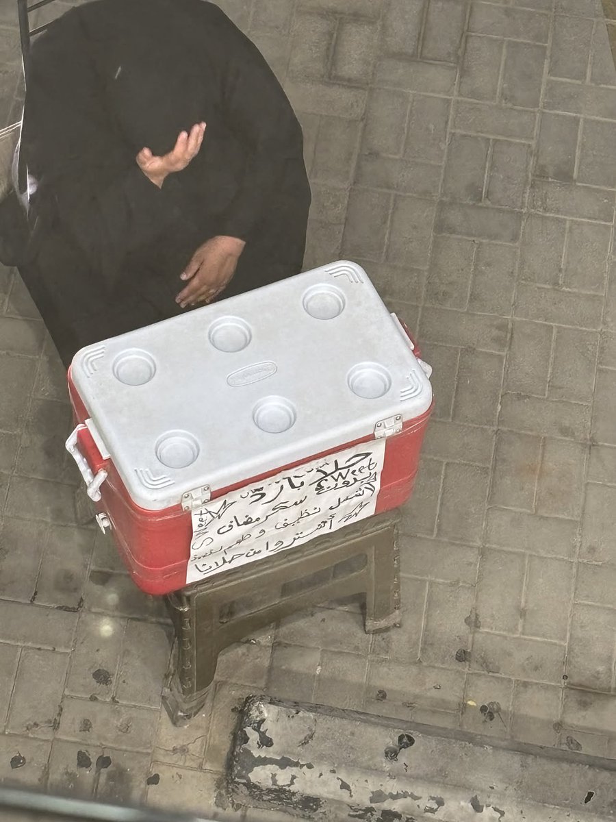 M88Q_'s tweet photo. قلبي تقطع عليها!!!!

هالحرمه تبيع حلا بفرع بيت الشاورما فرع شارع الدمام مخرج 8 تكفون ادعموها هي حرمه كبيره تكفون شفتها منهاره حتى الكرسي الي تحط عليه الثلاجه انكسر ادعموها واشتروا منها انتوا قدها وتقدرون بعد الله تغيرون حالها لأفضل الله يكتب اجركم❤️‍🩹￼ https://t.co/q1GUjvbWcD