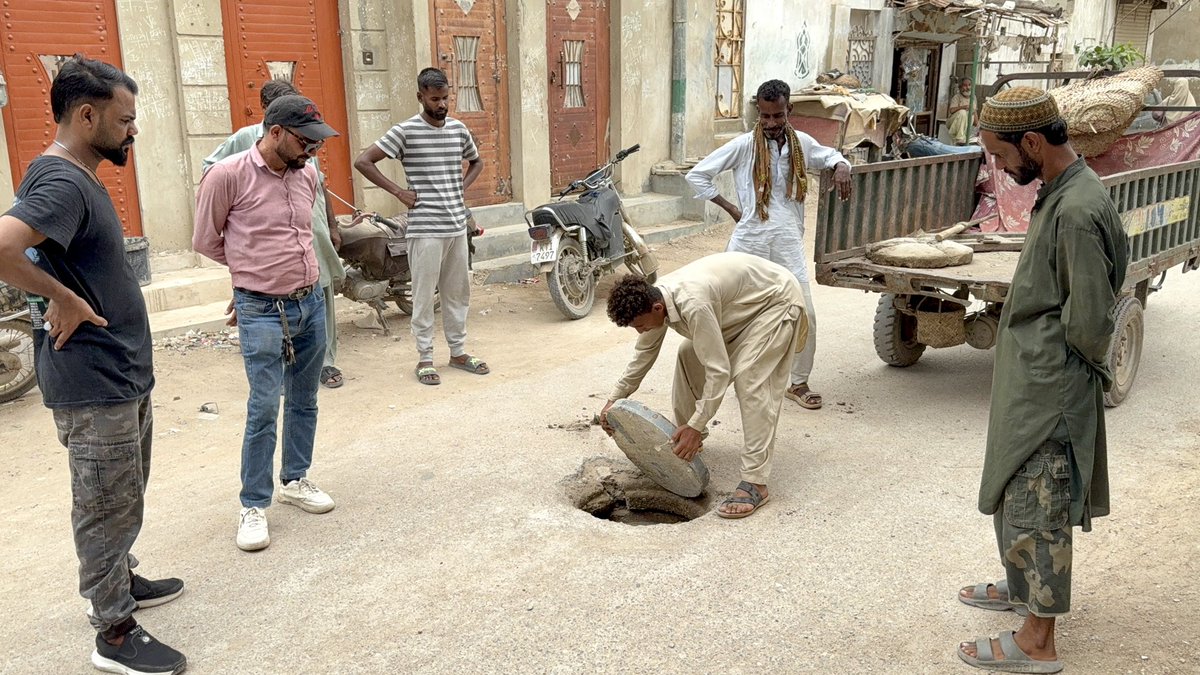 PPP_PS122's tweet photo. یوسی1 سیکٹر1A2 زیرینا کالونی گلوبل اسکول اور الحمدہ اسکول کے بالکل سامنے جو مین ہول کھلا ہوا تھا اس مین ہال پر اور گلی کے مزید جو گٹر میناحول کھلے ہوئے تھے ان تمام پر
یونین کمیٹی یوسی۔1 کے :چیئرمین راؤ محمد نوید صاحب نے معزز علاقہ مکین کے مسئلے کو فل فور حل کیا
@mediapppdigital https://t.co/02xYpMkQsT