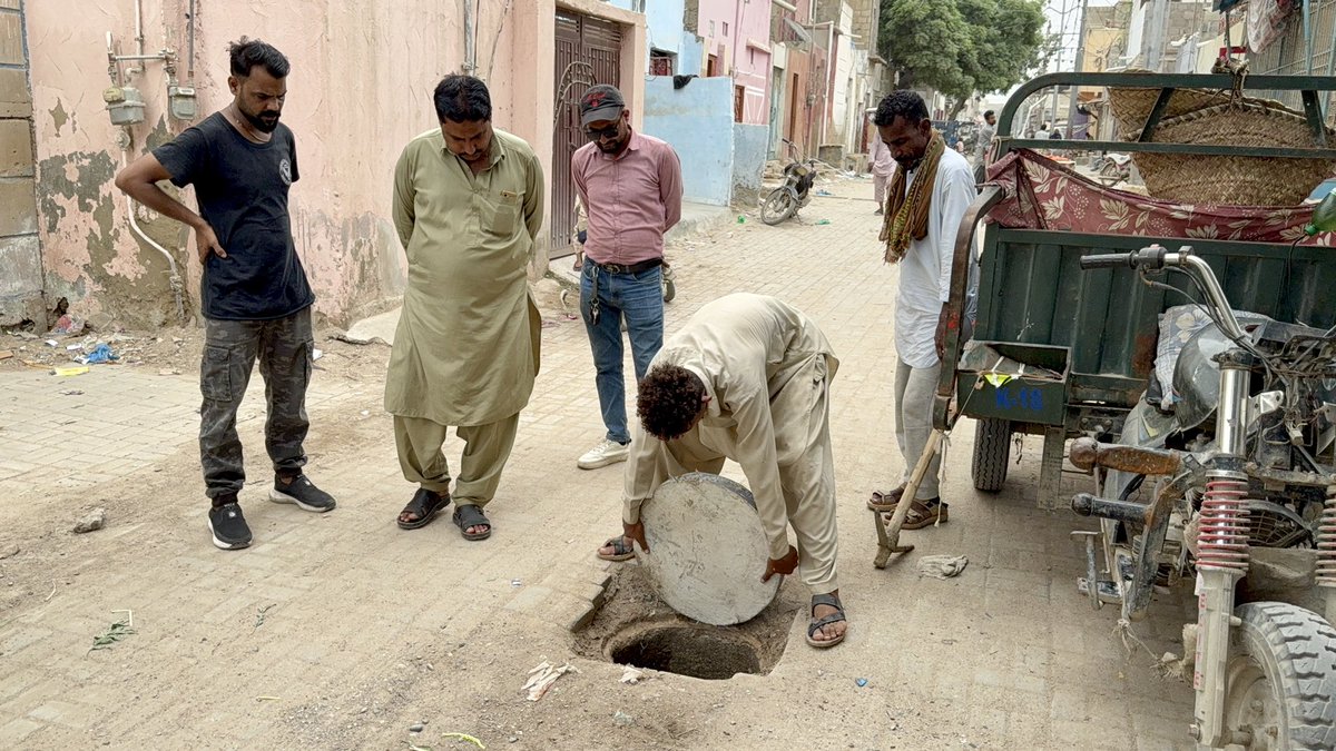 PPP_PS122's tweet photo. یوسی1 سیکٹر1A2 زیرینا کالونی گلوبل اسکول اور الحمدہ اسکول کے بالکل سامنے جو مین ہول کھلا ہوا تھا اس مین ہال پر اور گلی کے مزید جو گٹر میناحول کھلے ہوئے تھے ان تمام پر
یونین کمیٹی یوسی۔1 کے :چیئرمین راؤ محمد نوید صاحب نے معزز علاقہ مکین کے مسئلے کو فل فور حل کیا
@mediapppdigital https://t.co/02xYpMkQsT