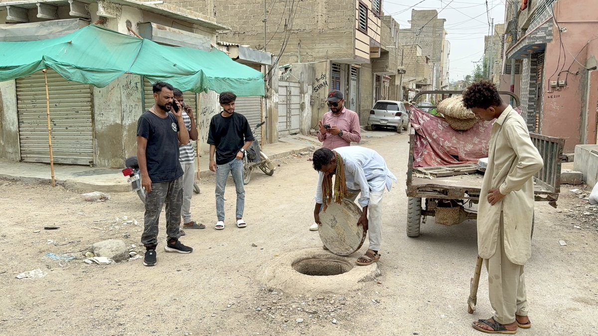 PPP_PS122's tweet photo. یوسی1 سیکٹر1A2 زیرینا کالونی گلوبل اسکول اور الحمدہ اسکول کے بالکل سامنے جو مین ہول کھلا ہوا تھا اس مین ہال پر اور گلی کے مزید جو گٹر میناحول کھلے ہوئے تھے ان تمام پر
یونین کمیٹی یوسی۔1 کے :چیئرمین راؤ محمد نوید صاحب نے معزز علاقہ مکین کے مسئلے کو فل فور حل کیا
@mediapppdigital https://t.co/02xYpMkQsT