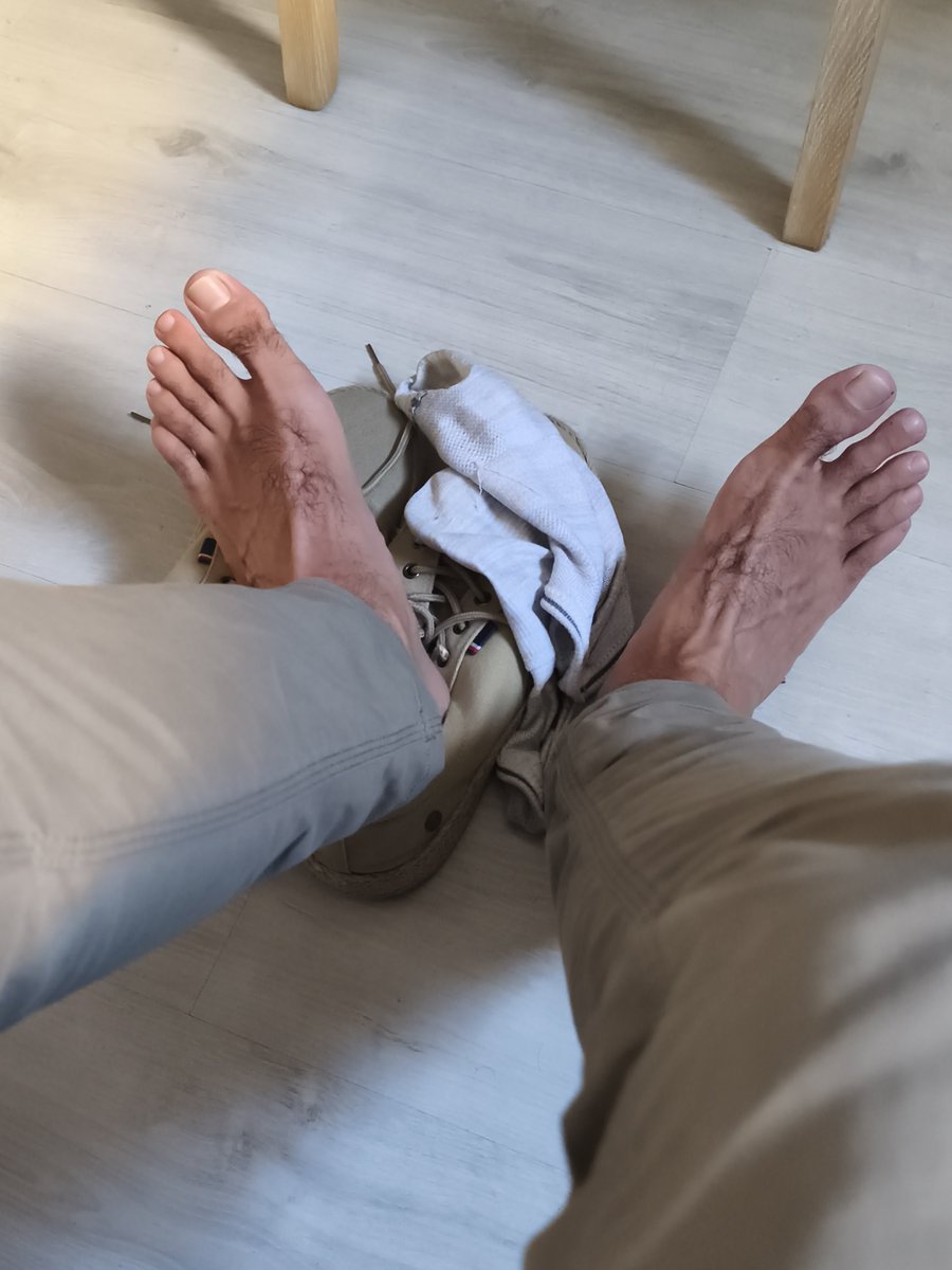 MasterPeludo_'s tweet photo. Me apestan los pies... Se que te ponen débil. Ven a olerlos zorrita 😏 https://t.co/ycQxaI2CPQ