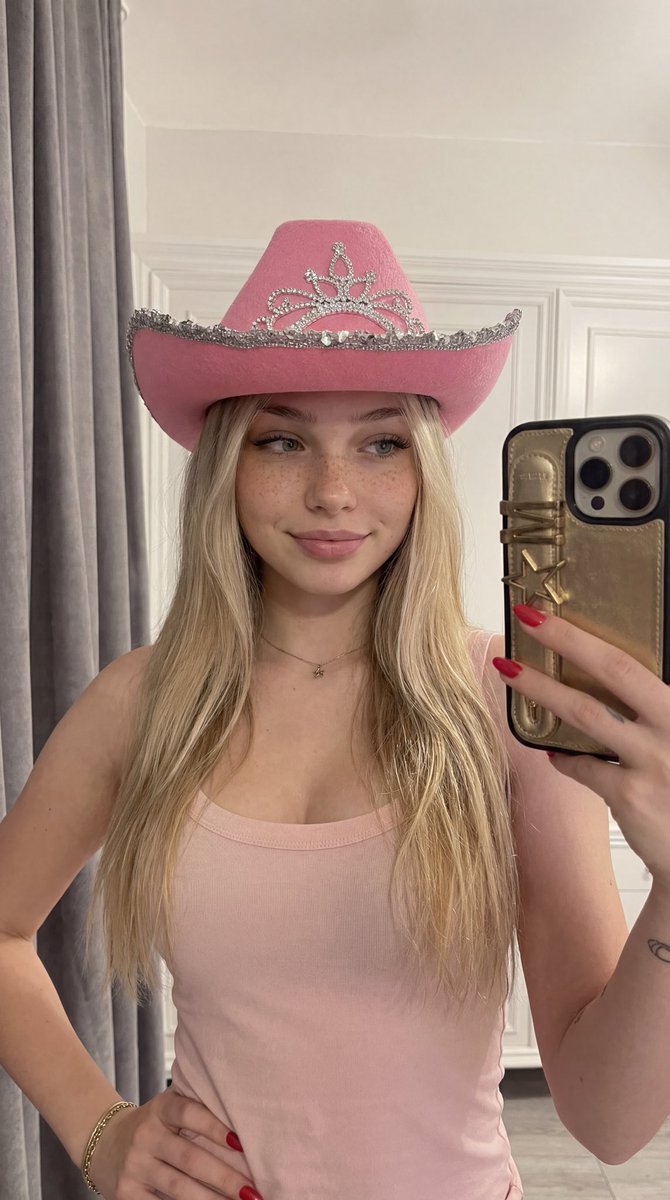 MoonChloe20452's tweet photo. Some handsome men maybe text me 🥺😇 #baddie #sexy #blondie #women https://t.co/35jg67CbVH