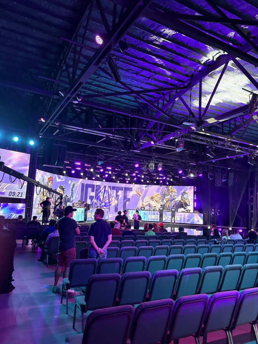 fakeDovahNetch's tweet photo. I’ll start putting my LAN experiences in this thread https://t.co/4wyl1QJ1dr