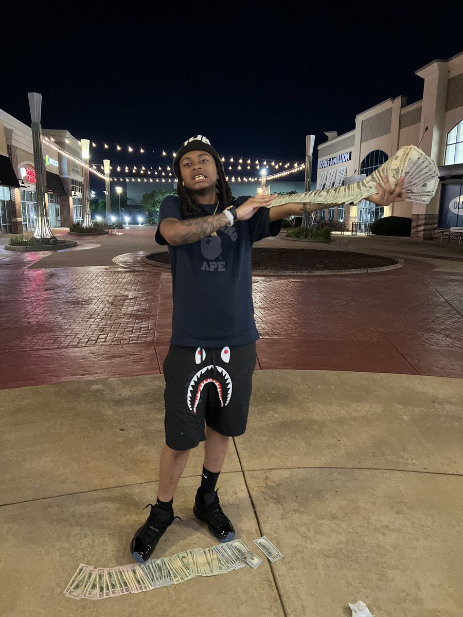 2xkp1's tweet photo. fuck da media we pop shit irl #charlotte #trending https://t.co/9DnJXgRNUy