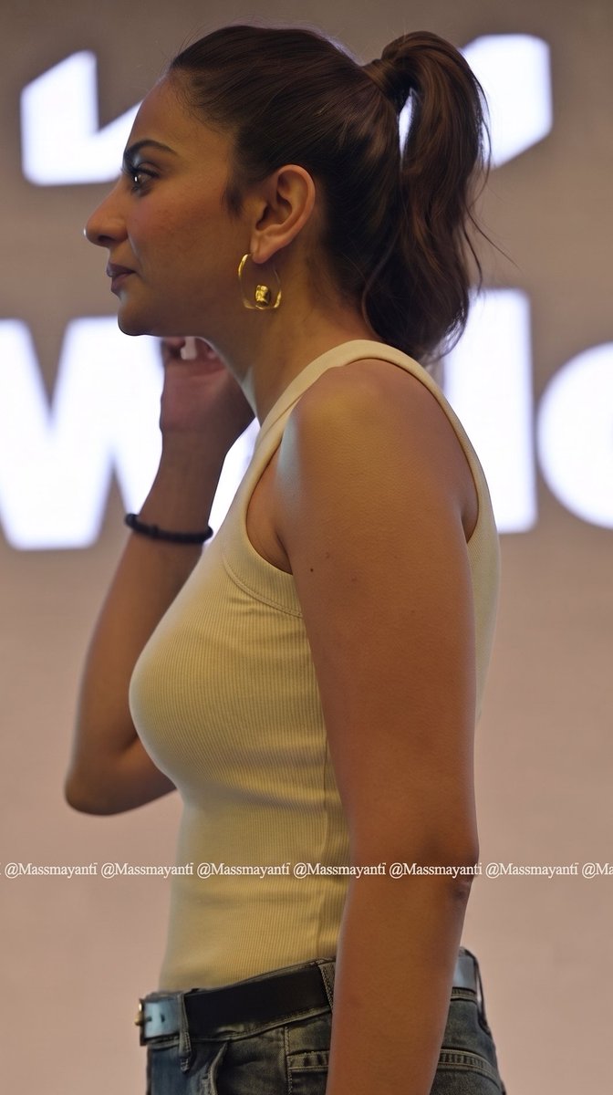 MassMayanti's tweet photo. Rakul in this yellow top and that ponytail is the best look of her in recent times.

Rakul Preet Singh 💛 https://t.co/rgK313MsJR
