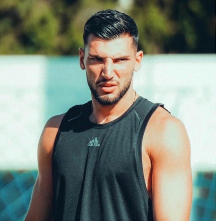 GonzaloTortosa's tweet photo. 🔴⚪️🚨 ÚLTIMA HORA.

❗️Rafa Mir está muy cerca de desvincularse del Sevilla FC.

🇬🇷 El delantero tiene un preacuerdo verbal con el Aris de Salónica.

El jugador ha recibido hoy el OK de la justicia para que pueda jugar en el extranjero. Como ha informado @_JuanjoPonce.

↪️ Se espera que se pueda terminar de cerrar al 100% su salida del club en las próximas horas.

@elchiringuitotv