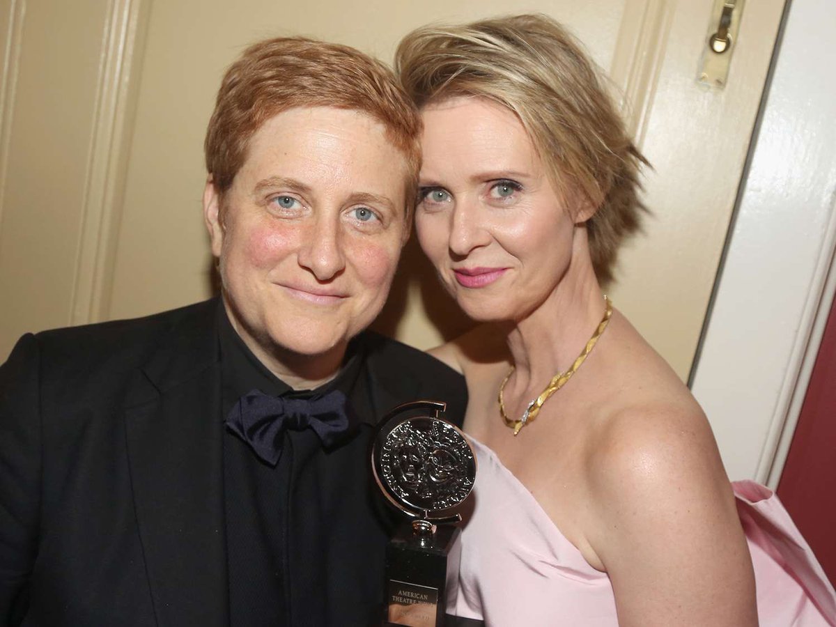 femmeclassics's tweet photo. acho a coisa mais linda do mundo a cynthia nixon (a miranda de sex and the city) ser casada com a esposa há 22 anos e elas terem um filho &amp; gatinhos juntas. https://t.co/CXniXmgNx4