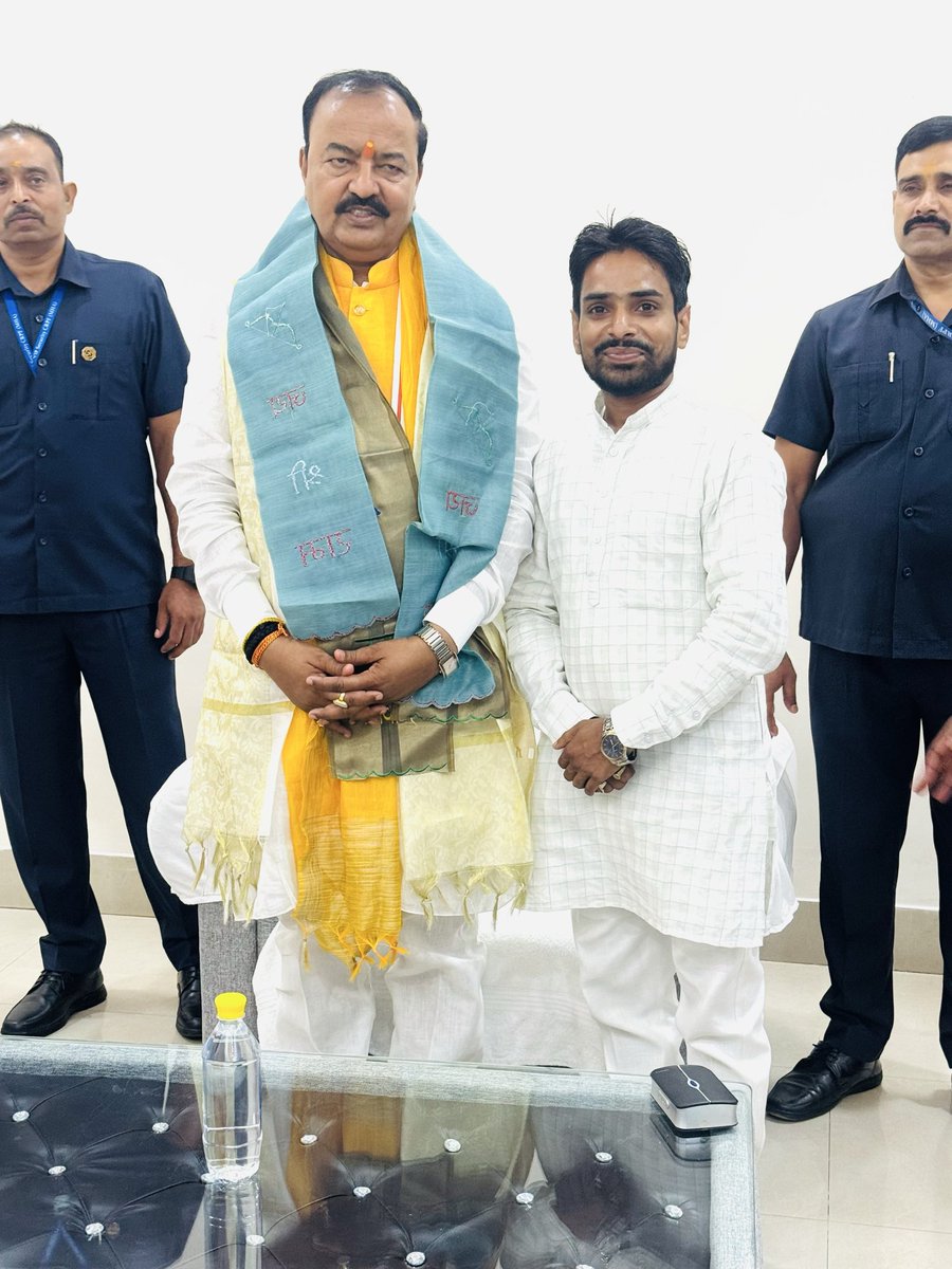 yarjunsharma1's tweet photo. आज सर्किट हाउस वाराणसी में उत्तर प्रदेश के यशस्वी उपमुख्यमंत्री श्री Keshav Prasad Maurya जी से स्नेहिल भेंट कर आशीर्वाद प्राप्त किया।

@BJPKashiKshetra @BJP4UP @narendramodi @myogiadityanath @mppchaudhary @irohitmishrabjp https://t.co/Swa5GNwtHB
