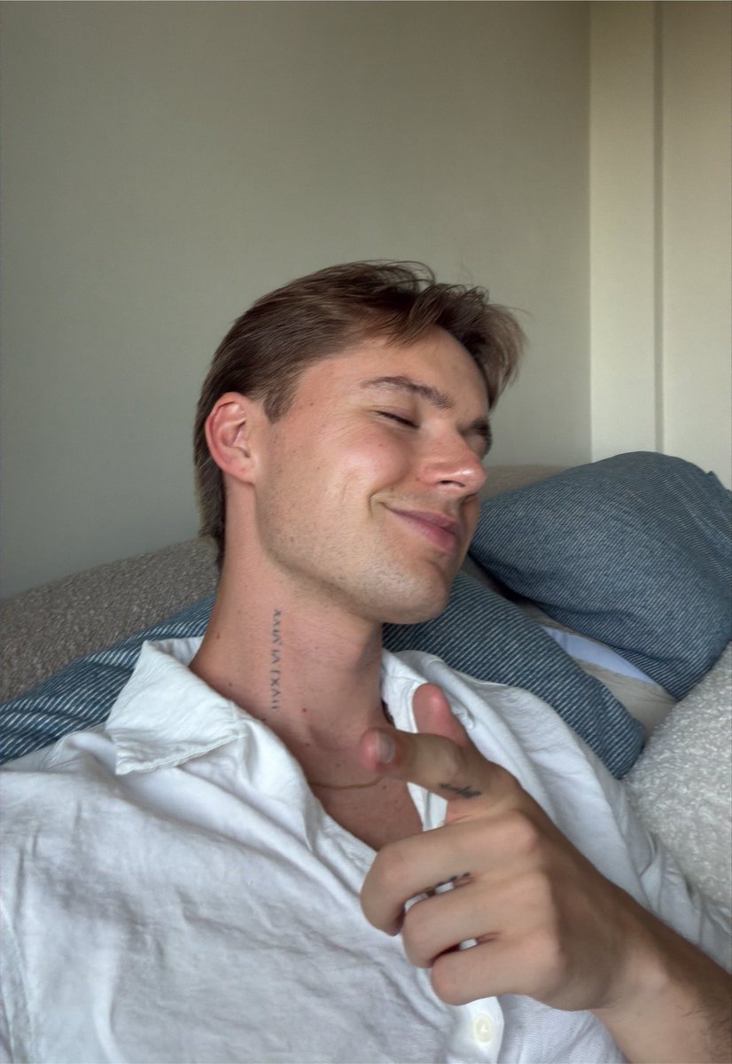 HRVY's tweet photo. your daily reminder to stream hesitate 😘 https://t.co/jcYdRwoAZP https://t.co/xb2ULegZLU