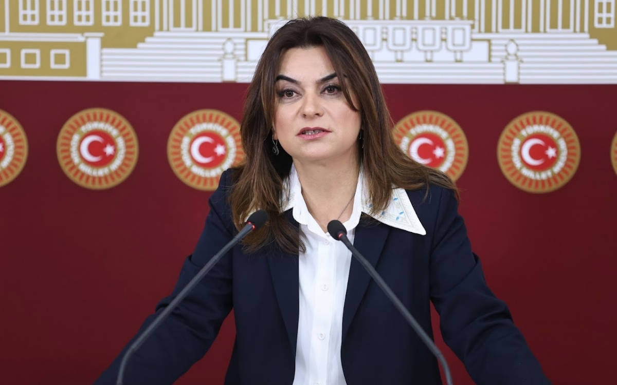 mahfildijital's tweet photo. 🔴 Okullarda mescid kararına DEM Parti tepki gösterdi.

DEM Parti Grup Başkanvekili Gülistan Koçyiğit:

“Özgürlükçü, laik anlayıştan vazgeçilmiş, eğitim dinselleştirilerek içi boşaltılmıştır.

Sanki eğitimin tek eksiği cuma namazı kılınacak bir alanmış.” https://t.co/lHvpB6m0Vs