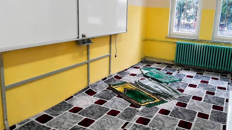 mahfildijital's tweet photo. 🔴 Okullarda mescid kararına DEM Parti tepki gösterdi.

DEM Parti Grup Başkanvekili Gülistan Koçyiğit:

“Özgürlükçü, laik anlayıştan vazgeçilmiş, eğitim dinselleştirilerek içi boşaltılmıştır.

Sanki eğitimin tek eksiği cuma namazı kılınacak bir alanmış.” https://t.co/lHvpB6m0Vs