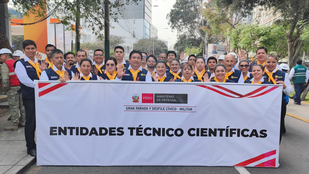 Senamhiperu's tweet photo. Asimismo, la delegación de científicos e ingenieros del Senamhi marcha en el agrupamiento de Entidades Técnico-Científicas. https://t.co/dko5KHKKkH