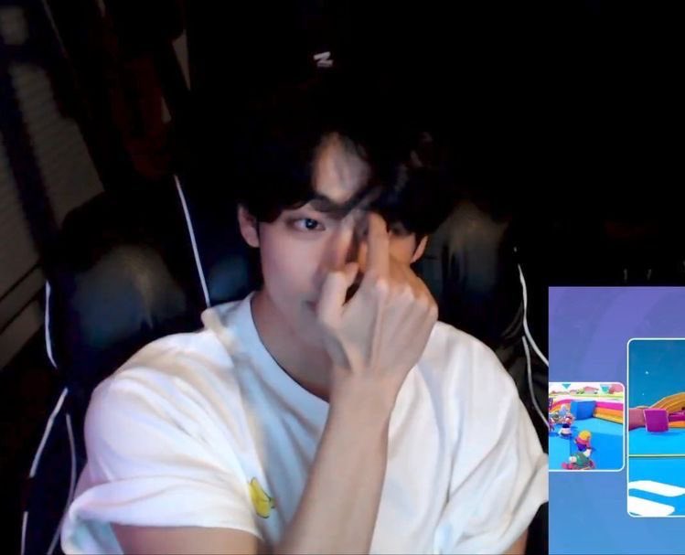 yoobipinguinito's tweet photo. #aukooktae #kooktae - GAYmers 
un au donde J’k y Th son streamers famosos y mejores amigos, pero la gente empieza a sospechar que su relación va más allá de algo amistoso https://t.co/rF7Cc0c05f