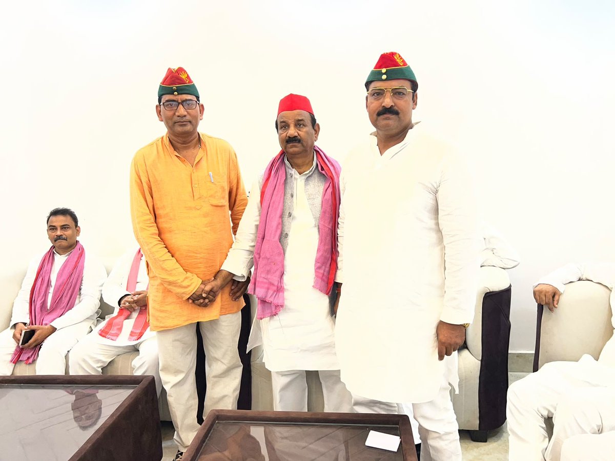 Dharmen08337334's tweet photo. आज PDA कार्यकर्ता सम्मलेन के मुख्य अतिथि प्रदेश अध्यक्ष श्यामलाल पाल जी का वाराणसी आगमन हुआ l  MLC आशुतोष सिन्हा जी, पूर्व मंत्री  ribu Srivastava ji ,  पूर्व कैंट Pratyasi Pooja Yadav ji ,एवं वाराणसी  सैनिक प्रकोष्ठ भी शामिल हुआ -
प्रदेश सचिव  धर्मेन्द्र फौजी https://t.co/4mXmQWsSA5